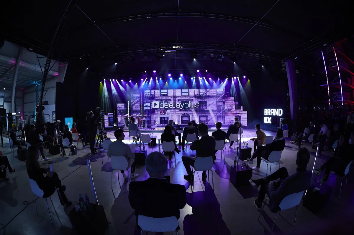Deejay Plus bei den hybriden BrandEx Awards 2022 in einer Galerieaufnahme.